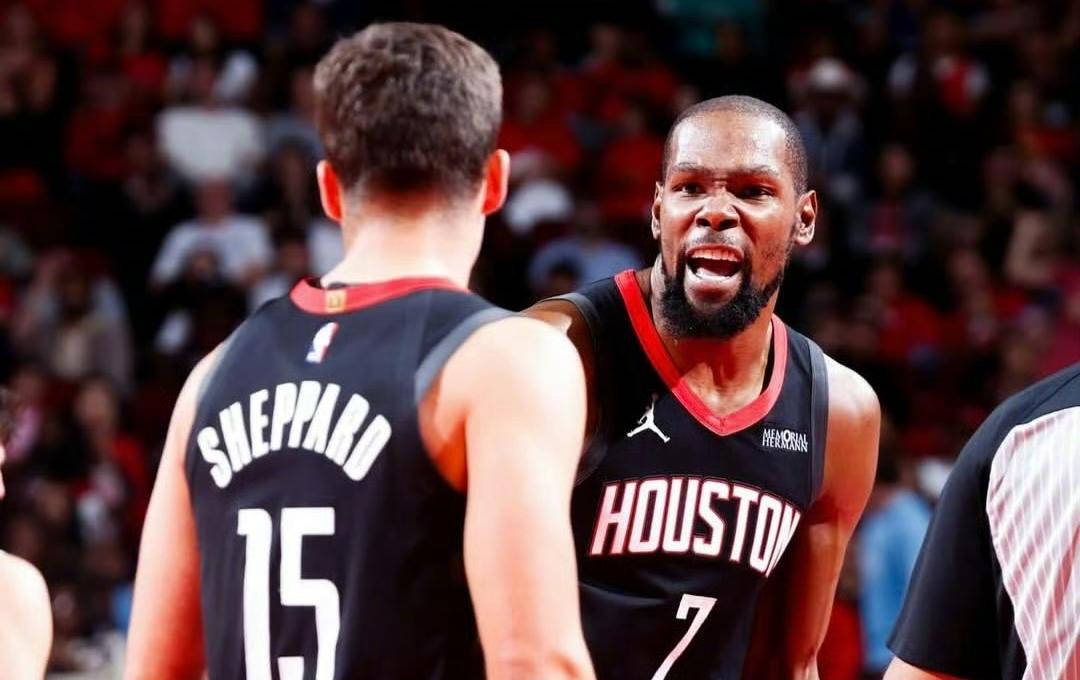 布莱顿球员三笘薰与日本战犯合影引发争议，俱乐部致歉未提菲律宾球迷，引发不满。