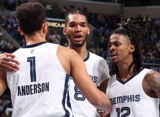 莲湖区机场小学：飞翔少年勇拼搏 绿茵场上展风采