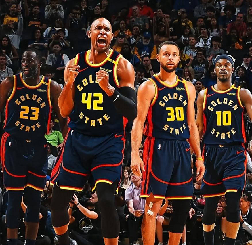 球星突破防线送出助攻