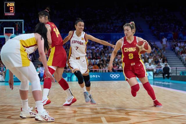 3-2！意大利女排豪取11连胜 埃格努+安娃轮番轰炸 瓦尔加斯26分难救主