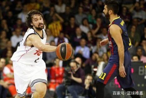 亚泰为客场全勤球迷颁发纪念证书，谭龙、徐浩峰等人参与颁奖