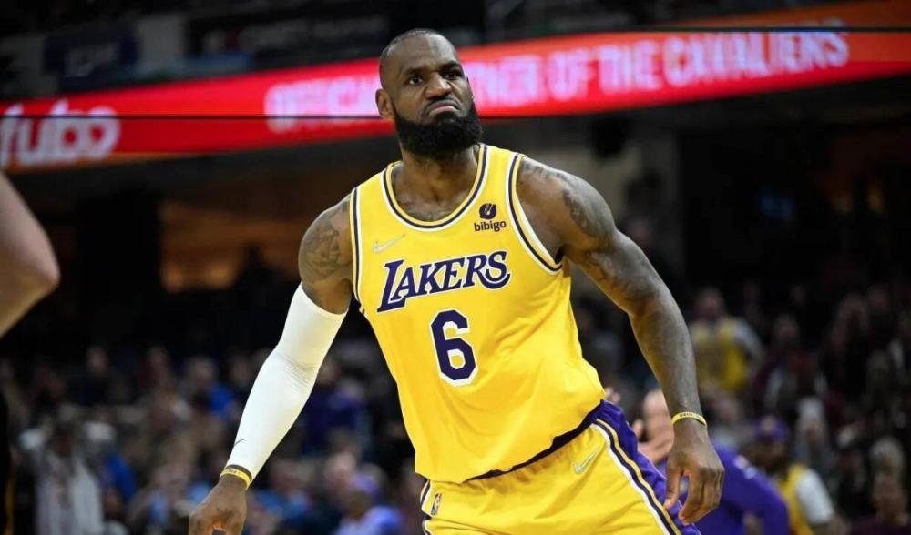 43.3米超远吊射破门，亚当斯创造本赛季英超最远距离进球