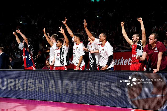 皇马因战术分歧和防守问题表现不稳定，哈维·阿隆索与球员矛盾缓和但压力仍大，需加速抢分以夺冠。