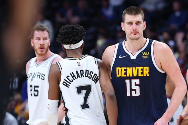 小科普：杨瀚森两次换下开拓者被打出10-0和13-0，最后输23分