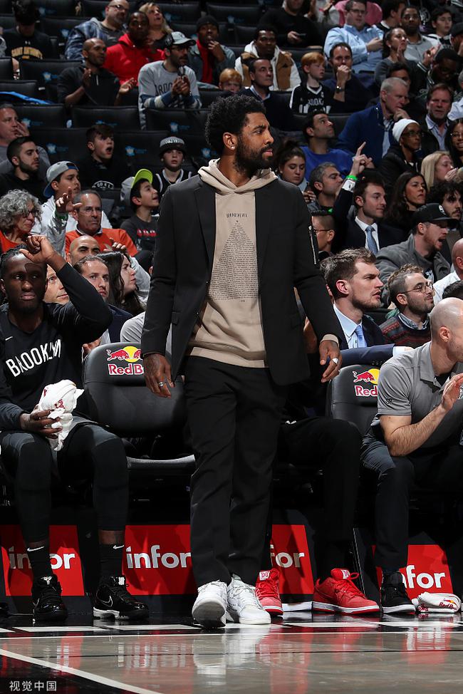 萨拉赫无缘利物浦欧冠名单，斯洛特称俱乐部必须作出回应；此前萨拉赫因未首发炮轰球队